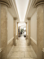 Fotografía general del pasillo de un gran hotel